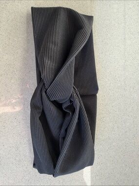 I’m With The Band Ribbed Twist Turban Headband in Black